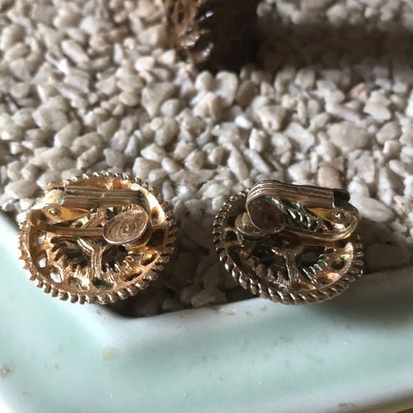 Vintage clip on earring - Picture 2 of 4